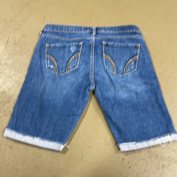 Hollister Cuffed Cut Off Distressed Denim Jean Shorts Size 5 - Picture 2 of 9